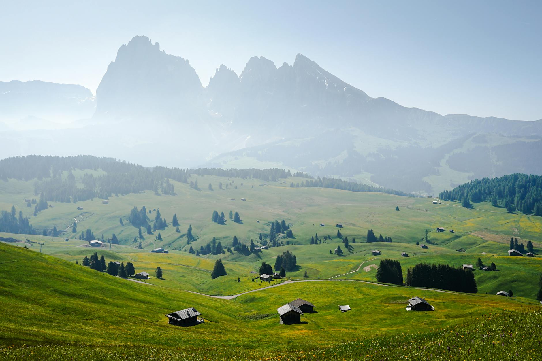 Stunning panoramic view of the Dolomites with lush green meadows and scattered houses in Italy. (Photo: Alexandre  Moreira / Pexels)