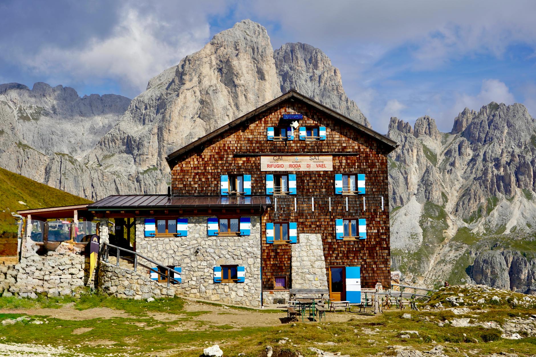 Charming mountain refuge with alpine backdrop in the Dolomites. (Photo: Жанна  Алимкулова / Pexels)