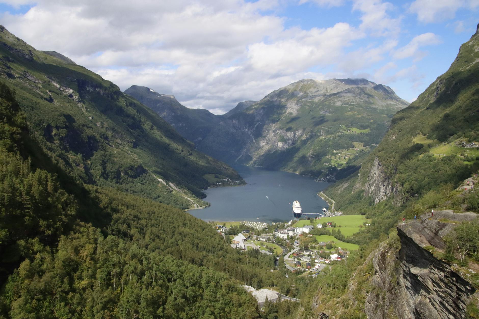 Stunning view of Geirangerfjord in Norway with a cruise ship and lush green landscapes. (Photo: Gerd Grimm / Pexels)