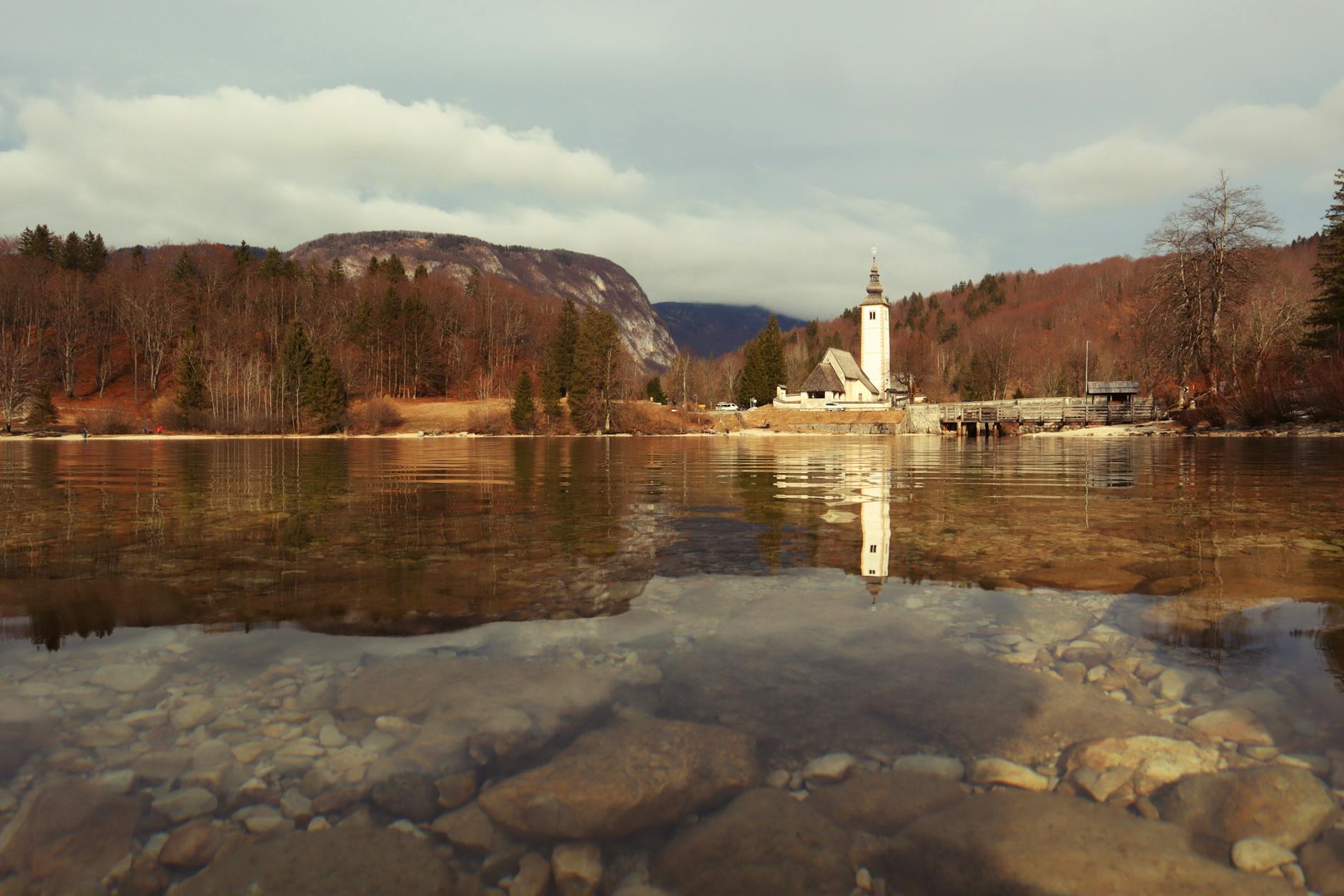 Beautiful autumn landscape of Lake Bohinj with church reflection in Slovenia's mountains. (Photo: Nikola Tomašić / Pexels)